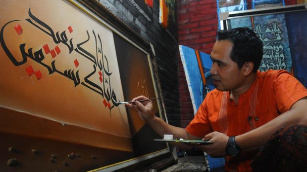 LUKISAN KALIGRAFI Abdul Gani, pelukis kaligrafi, menyelesaikan lukisan pesanan dari pelanggannya di Sidorejo Kidul, Tingkir, Salatiga, Jawa Tengah, Rabu (8/6). Pada bulan Ramadan, permintaan lukisan kaligrafi untuk hiasan dinding rumah yang dijual berkisar Rp 2 juta - Rp 20 juta tersebut meningkat hingga 40 persen untuk dikirim ke sejumlah daerah seperti Jakarta, Palembang, Kalimantan. ANTARA FOTO/ Aloysius Jarot Nugroho/pras/16.