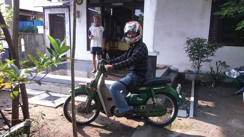  Mata  Berkaca  kaca  Mbah Guru Hardjo Lepas Motor Kesayangan 