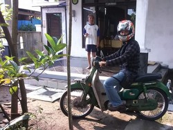 Mata Berkaca-kaca, Mbah Guru Hardjo Lepas Motor Kesayangan ke Pemenang Lelang