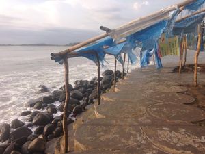 Gelombang Pasang di Bengkulu, Warung-warung Rusak Diterjang Ombak Gelombang Pasang di Bengkulu, Warung-warung Rusak Diterjang Ombak