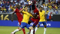 Jonas (kiri) berebut bola dengan Romain Genevois (kanan) dalam pertandingan yang dihelat di Camping World Stadium, Orlando, Kamis (9/6/2016) pagi WIB. Kim Klement/Reuters/detikFoto.