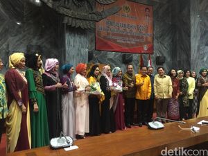 Saat Model dan Wakil Rakyat Fashion Show di Ruang Rapat DPR Saat Model dan Wakil Rakyat Fashion Show di Ruang Rapat DPR