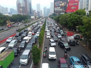 Senin Pagi, Sejumlah Titik Ruas Tol Arah Jakarta Antre Panjang