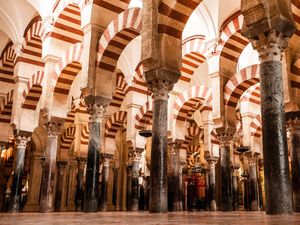 Oh No! Masjid yang Dulunya Katedral Rusak karena Kebanjiran Turis Oh No! Masjid yang Dulunya Katedral Rusak karena Kebanjiran Turis