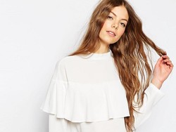 Editors Choice: 5 Blouse Putih yang Manis Dikenakan Selama Ramadhan