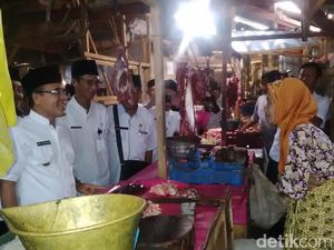 Bupati Anas Sidak Harga Daging di Pasar Banyuwangi, Imbau Warga Cari Lauk Pengganti Bupati Anas Sidak Harga Daging di Pasar Banyuwangi, Imbau Warga Cari Lauk Pengganti