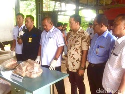 Polisi Musnahkan 1,5 Ton Ayam Kedaluwarsa di Tangerang