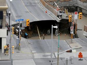 Lubang Besar Tiba-tiba Muncul di Jalanan Kanada, 1 Mobil Tersedot