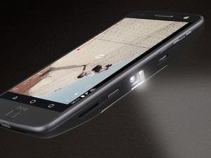 Aksesori Ini Bikin Moto Z Bisa Tampilkan Layar 70 Inch