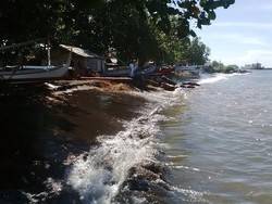 Nelayan Muncar Tak Melaut karena Gelombang Tinggi
