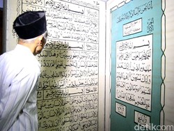 Kisah Alquran Raksasa Hadiah Polisi di Masjid Tertua Pekalongan