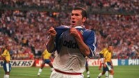 Zinedine Zidane menjadi pesepakbola Prancis berikutnya yang mendapat Ballon dOr, tepatnya di tahun 1998 sewaktu membela Juventus. Saat itu ia memenangi Liga Italia, menjadi runner-up Liga Champions, dan merengkuh Piala Dunia 1998. Foto: Getty Images