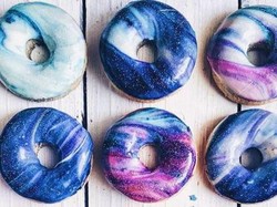 Setelah Warna Pelangi, Kini Dessert Warna Galaxy Mulai Populer