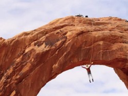 Para Pemburu Adrenalin, Sudah Pernah Coba Rope Swing?