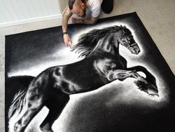 Unik Banget! Dino Tomic Melukis dengan Garam