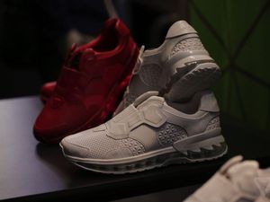 Bos Lenovo Mau Cepat-cepat Jual Sepatu Pintar Bos Lenovo Mau Cepat-cepat Jual Sepatu Pintar