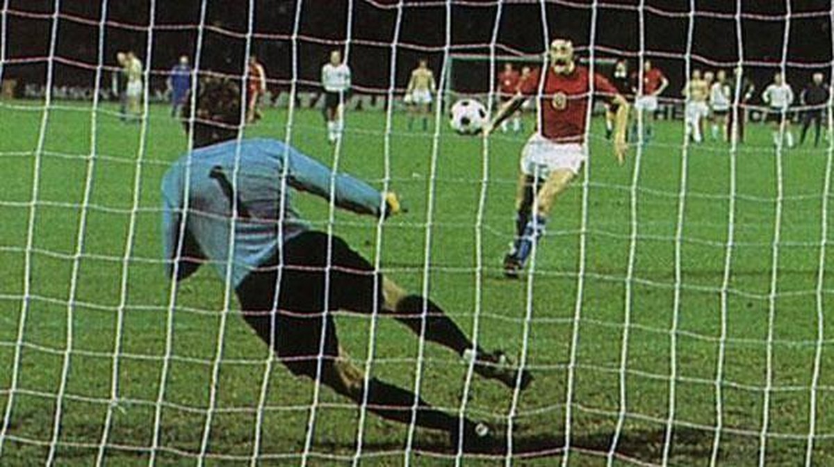 Hari ini 44 tahun lalu, Antonin Panenka mencetak gol penalti Panenka yang ikonik. (Foto: -)