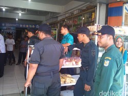 Polisi Syariat Aceh Razia Pedagang Makanan yang Berjualan Siang Hari