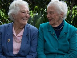 Nenek Kembar Ini Masih Bertukar Surat dengan Sahabat Pena Selama 80 Tahun