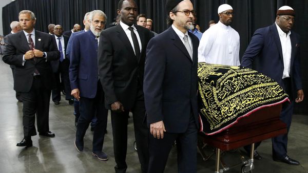 Jenazah Muhammad Ali Disalatkan