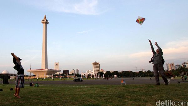 Menanti Waktu Berbuka di Monas