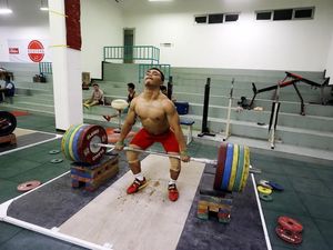 Perak dan Perunggu Sudah, Saatnya Angkat Besi Cetak Emas di Rio