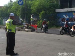 Cara Unik Polisi Demak Ingatkan Salat Jumat: Pakai Peci dan Kerudung saat Bertugas Cara Unik Polisi Demak Ingatkan Salat Jumat: Pakai Peci dan Kerudung saat Bertugas