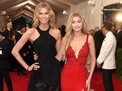 Jadi Ibu Muda di Iklan Versace, Gigi Hadid & Karlie Kloss Picu Kontroversi