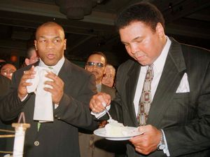 Mike Tyson Juga Jadi Pengusung Peti Jenazah Muhammad Ali