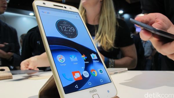 Moto Z: Ponsel Paling Tipis di Dunia