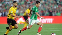 Javier Hernandez berusaha melewati Jobi McAnuff. Dalam pertandingan ini, Hernandez menyumbangkan satu gol untuk Meksiko di menit ke-18. Gary A Vasquez/Reuters/detikFoto.