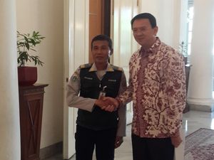 Ahok Bertemu Iskandar Petugas Dishub Pemungut Paku, Ucapkan Terima Kasih Ahok Bertemu Iskandar Petugas Dishub Pemungut Paku, Ucapkan Terima Kasih