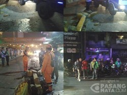 Mobil Ringsek Tabrak Separator Busway di Mampang Prapatan