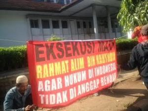 Sidang Pembunuhan Eno, Warga Demo Minta Jaksa Tuntut RAL Hukuman Mati