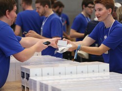 Bermodal Kaus Biru, Pria Ini Curi Belasan iPhone