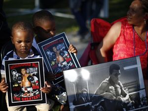 Lemparan Bunga dan Teriakan Ali Iringi Perjalanan Terakhir Muhammad Ali