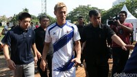 Honda meninggalkan lapangan usai memberikan pelatihan sepakbola kepada seratusan anak.