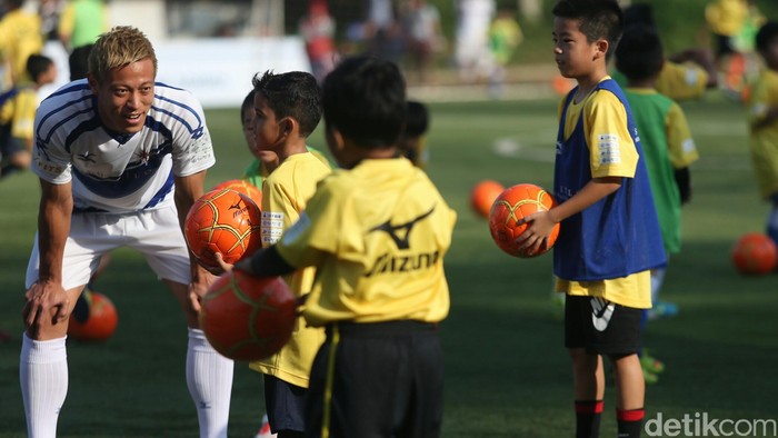 Kunjungi Jakarta, Keisuke Honda Berbagi Ilmu Sepakbola dengan Anak-Anak