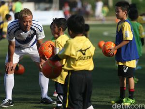 Kunjungi Jakarta, Keisuke Honda Berbagi Ilmu Sepakbola dengan Anak-Anak