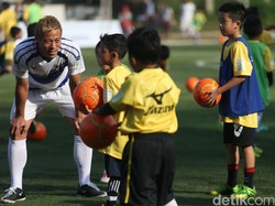 Kunjungi Jakarta, Keisuke Honda Berbagi Ilmu Sepakbola dengan Anak-Anak