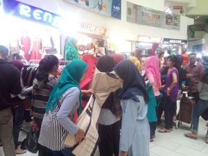 Pekan Pertama Ramadan, Toko Busana Muslim di Pasar Tanah Abang Diserbu Pembeli