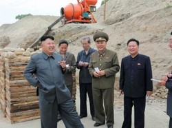 Saat Kim Jong Un Santai Merokok di Tengah Kampanye Antirokok di Korut