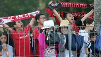 Fans yang menunggu di luar pagar terlihat antusias dan memanggil-manggil nama pesepakbola asal Jepang tersebut.