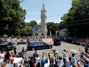Jenazah Muhammad Ali Dimakamkan di Cave Hill