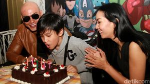 Deddy Corbuzier-Kalina Tetap Kompak Temani Anak