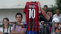 Fans datang dengan membawa jersey AC Milan bertuliskan Honda.