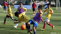 Anak-anak unjuk kebolehan bermain sepakbola di hadapan Honda.