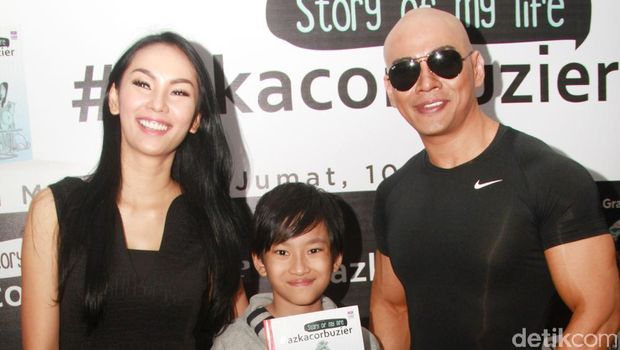 Deddy Corbuzier bersama Kalina dan Azka