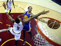 Kalahkan Cavaliers, Warriors Selangkah Lagi Menuju Titel Juara