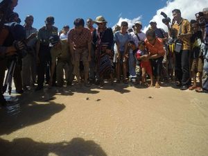 Sambangi Desa Babokerong di Lembata NTT, Menteri Susi Dielu-elukan